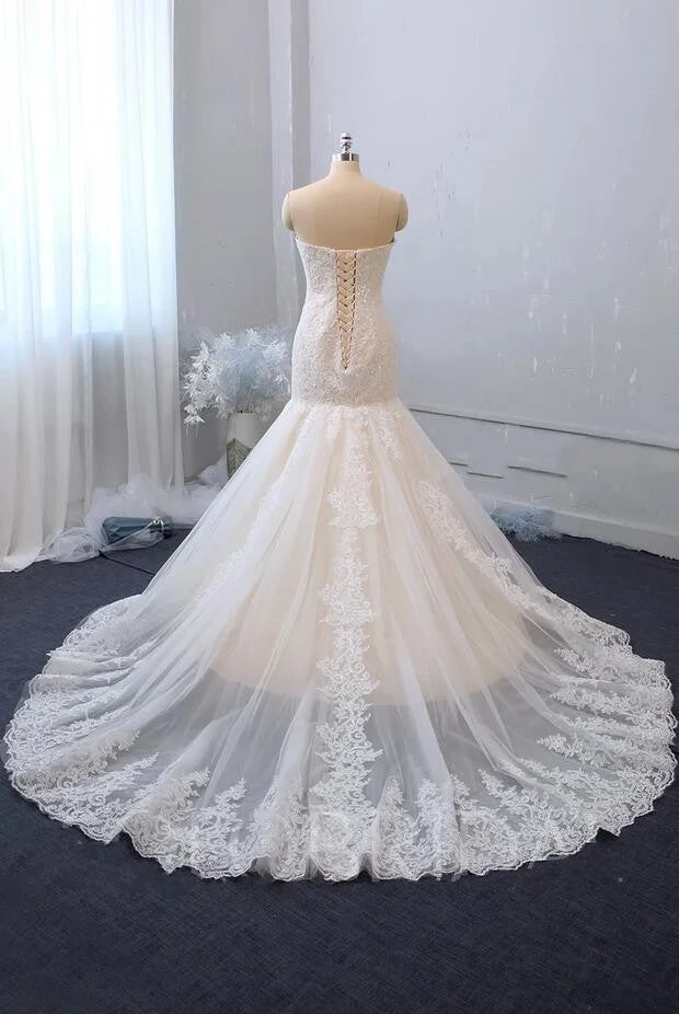 Robe de mariée sirène élégante en tulle, dos nu, avec décolleté en cœur et appliques en dentelle délicates