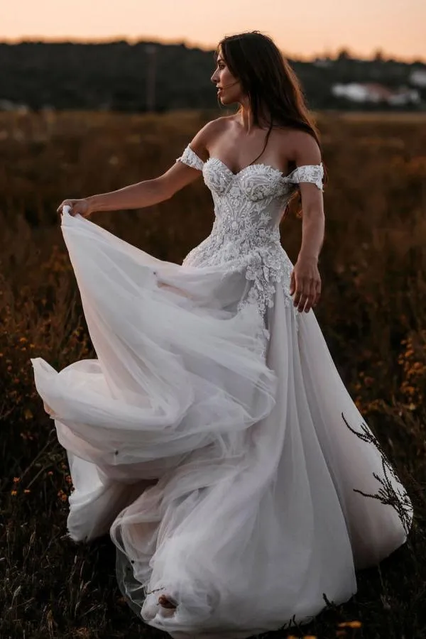 Robe de mariée élégante en tulle à épaules dénudées et fines appliques en dentelle