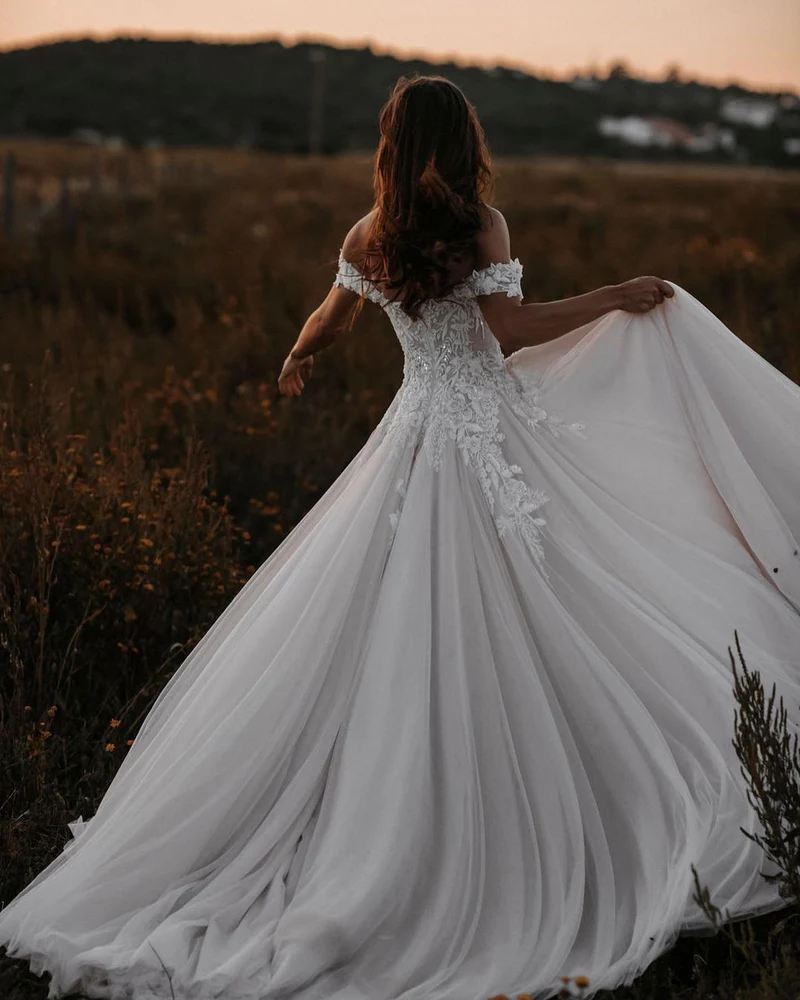 Robe de mariée élégante en tulle à épaules dénudées et fines appliques en dentelle