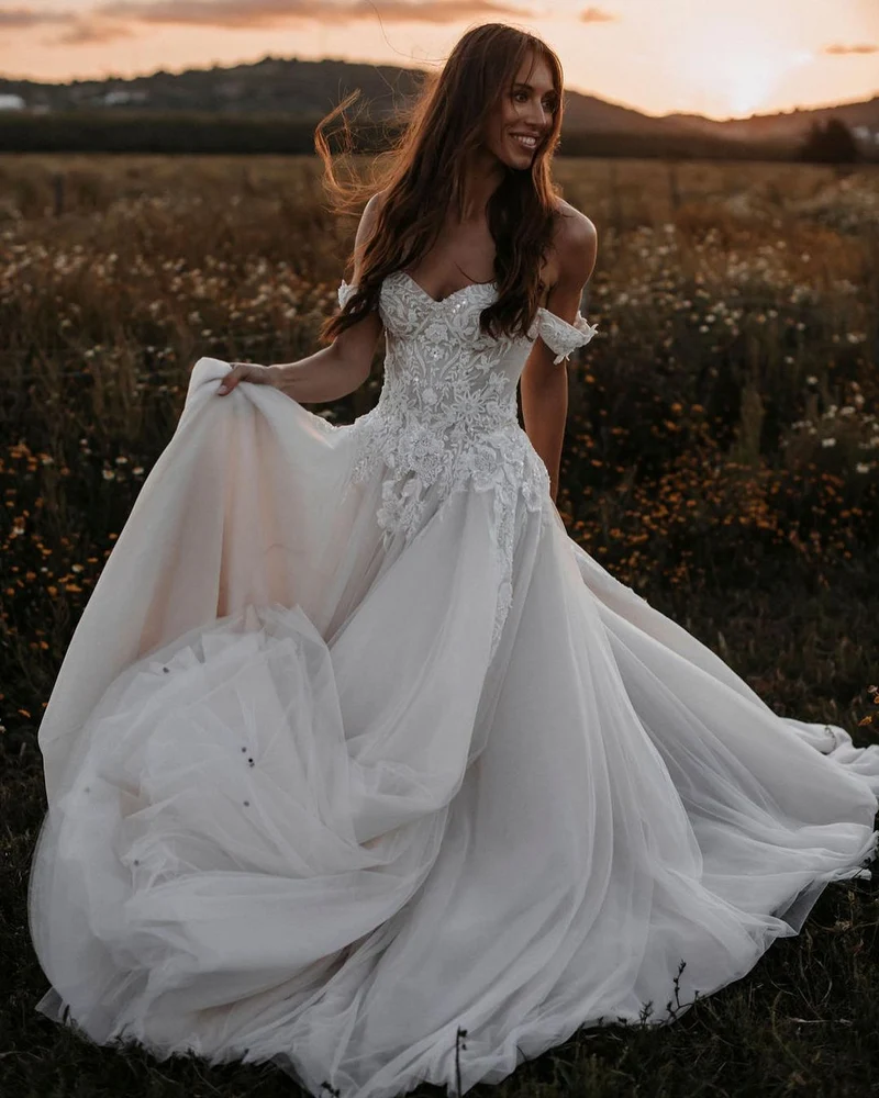 Robe de mariée élégante en tulle à épaules dénudées et fines appliques en dentelle