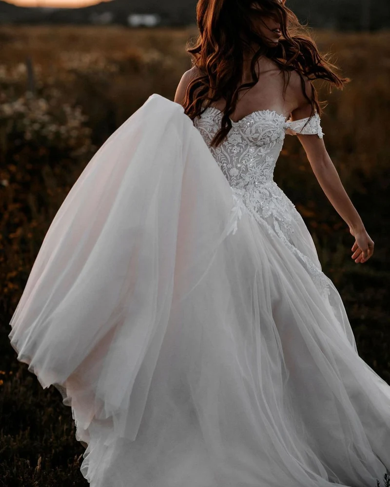 Robe de mariée élégante en tulle à épaules dénudées et fines appliques en dentelle