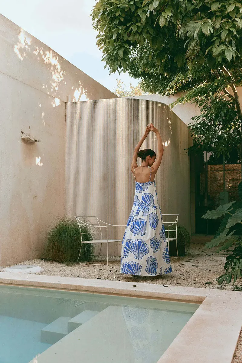 Robe d'été blanche et bleue a bretelles
