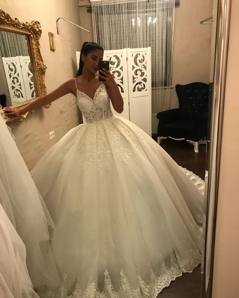 Robe de mariée élégante à bretelles spaghetti, col en V, longueur au sol, avec appliques en dentelle