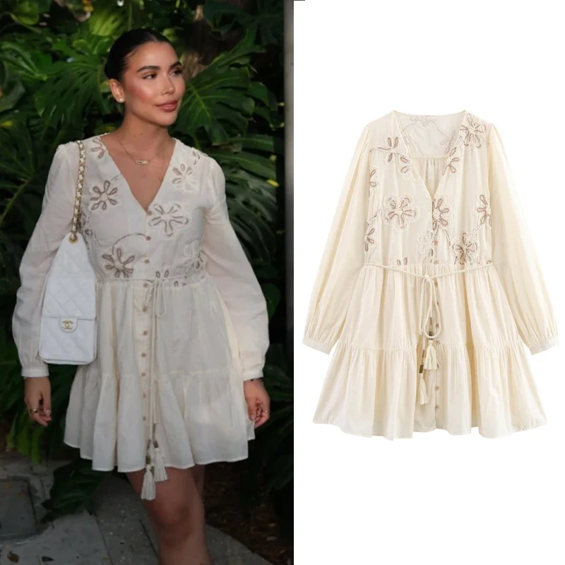 Robe beige bohème brodée