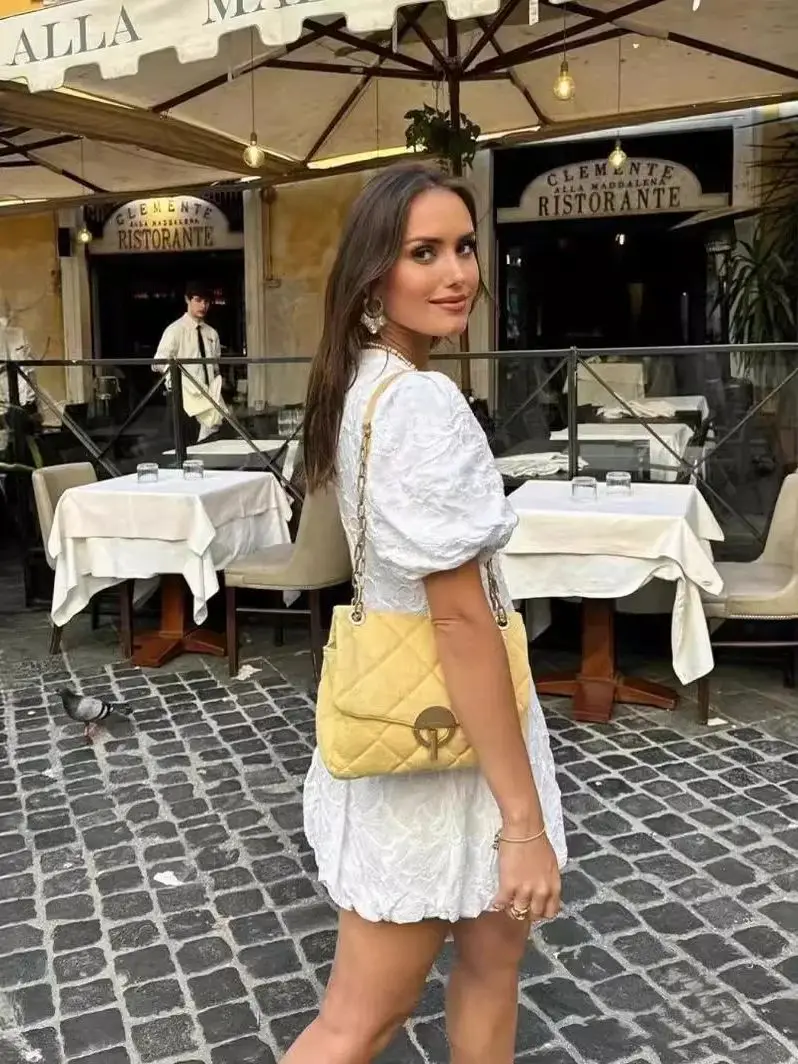 Robe chic brodée blanche manches bouffantes