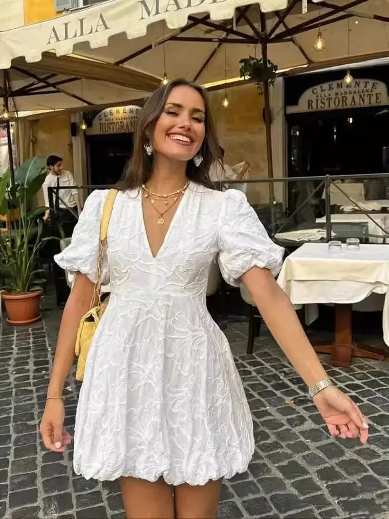 Robe chic brodée blanche manches bouffantes