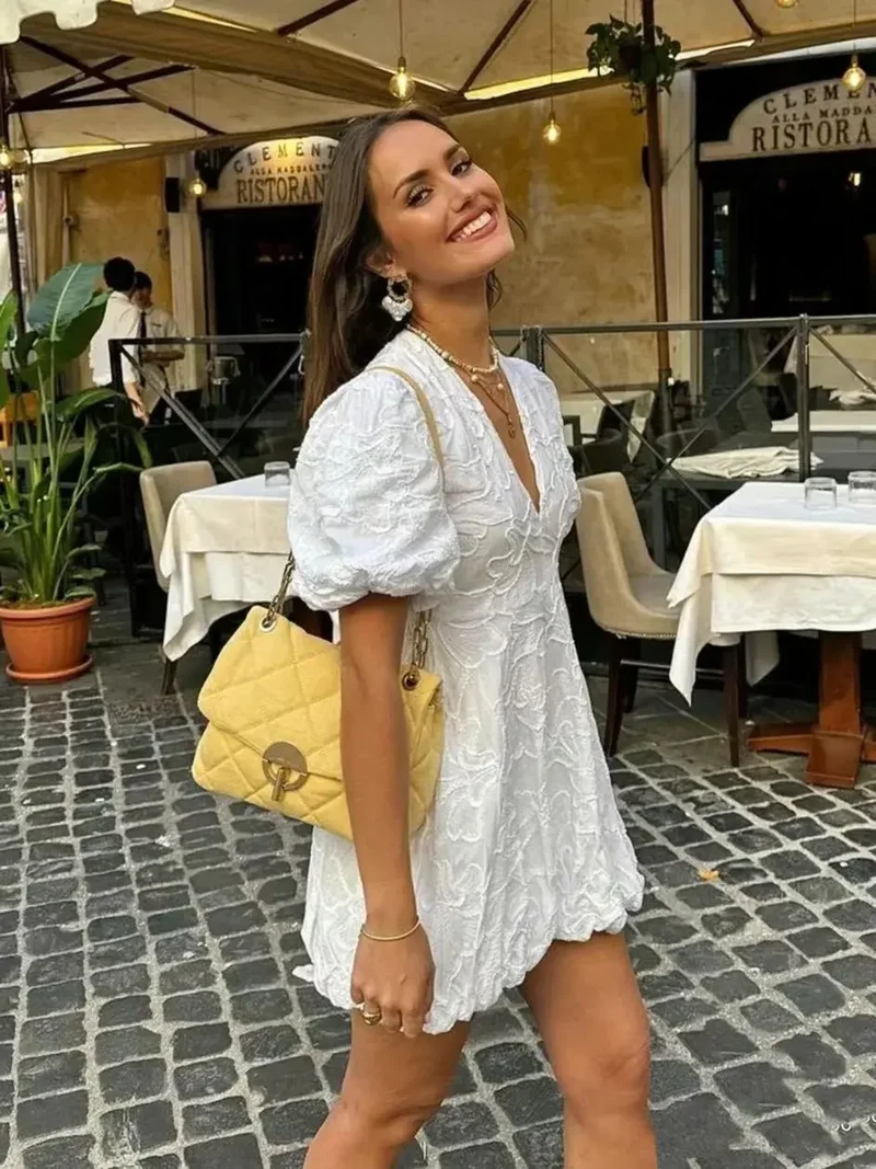 Robe chic brodée blanche manches bouffantes