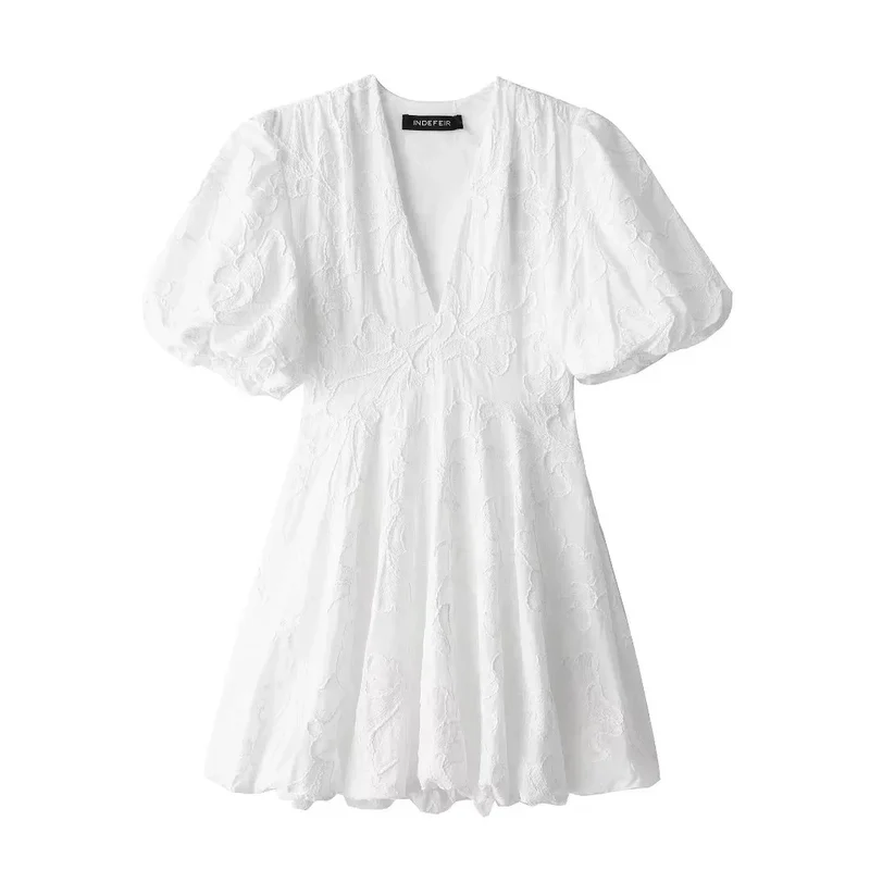 Robe chic brodée blanche manches bouffantes