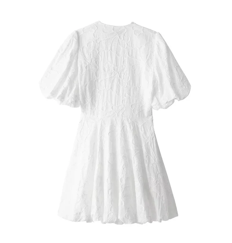 Robe chic brodée blanche manches bouffantes