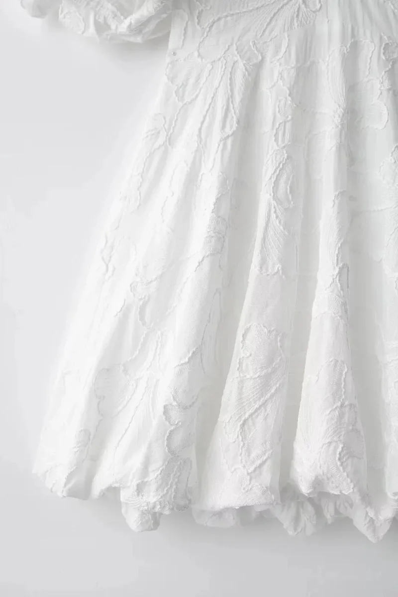 Robe chic brodée blanche manches bouffantes