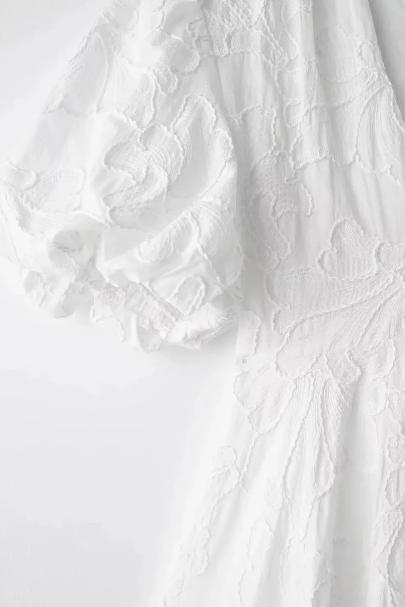 Robe chic brodée blanche manches bouffantes