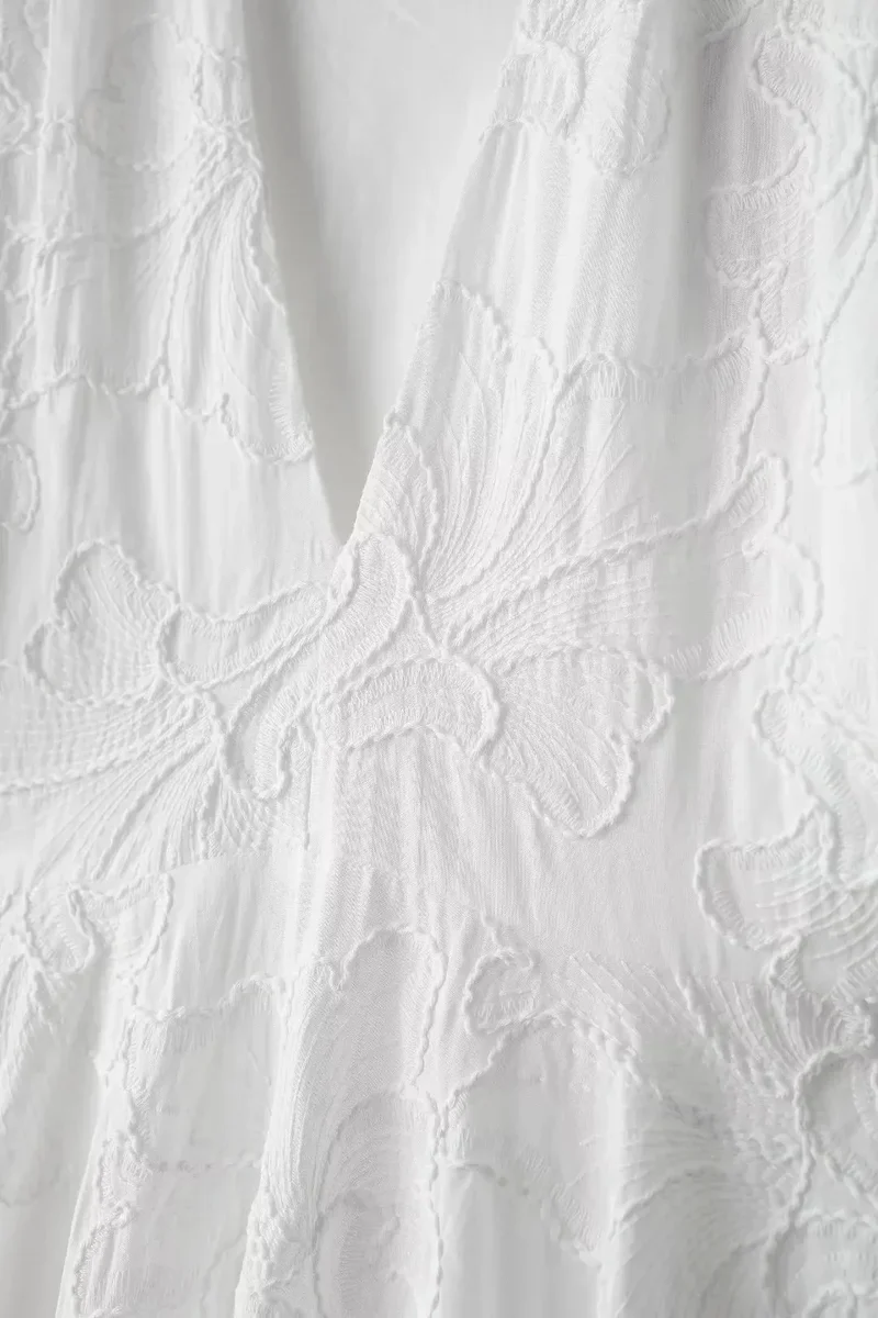 Robe chic brodée blanche manches bouffantes