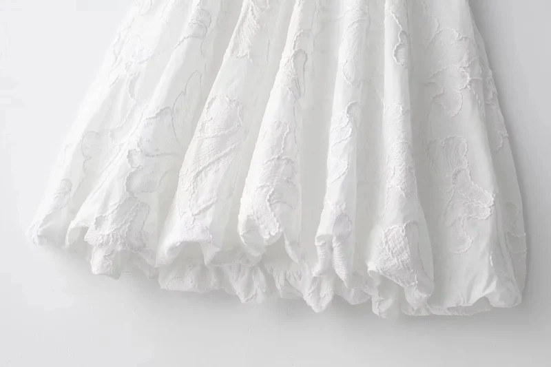 Robe chic brodée blanche manches bouffantes