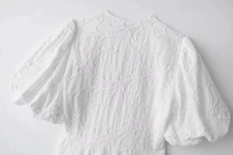 Robe chic brodée blanche manches bouffantes