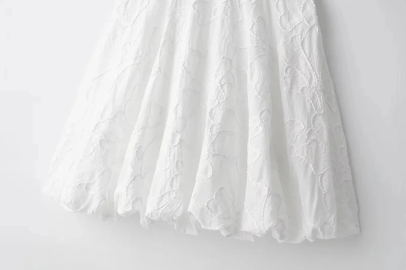 Robe chic brodée blanche manches bouffantes