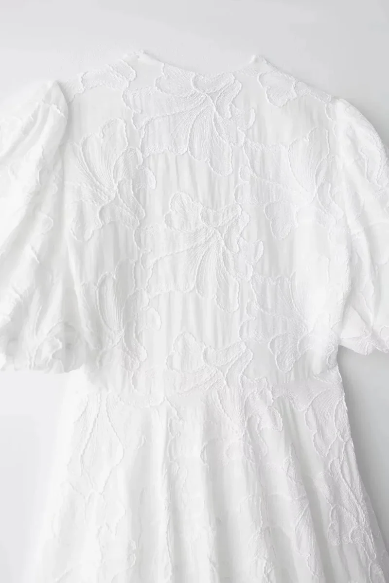 Robe chic brodée blanche manches bouffantes