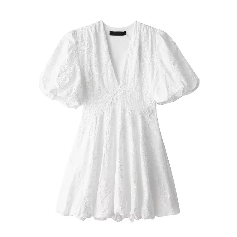 Robe chic brodée blanche manches bouffantes