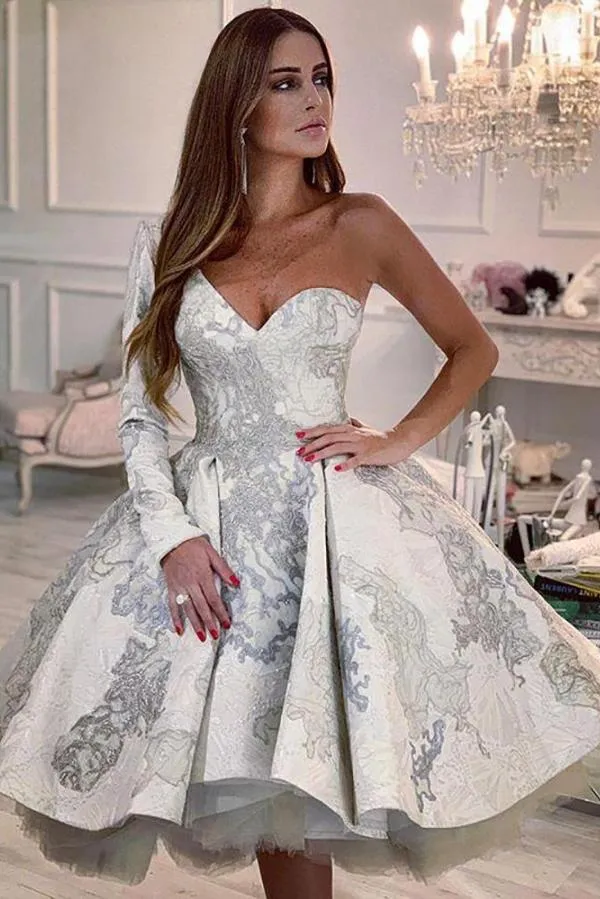 Robe de mariée élégante en dentelle à une épaule, coupe trapèze, avec manches et motif floral