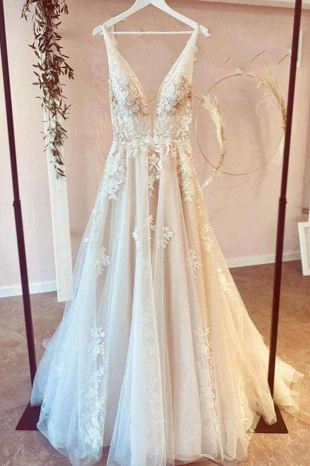 Robe de mariée élégante en tulle à décolleté en V profond et coupe trapèze, avec de délicates appliques en dentelle florale
