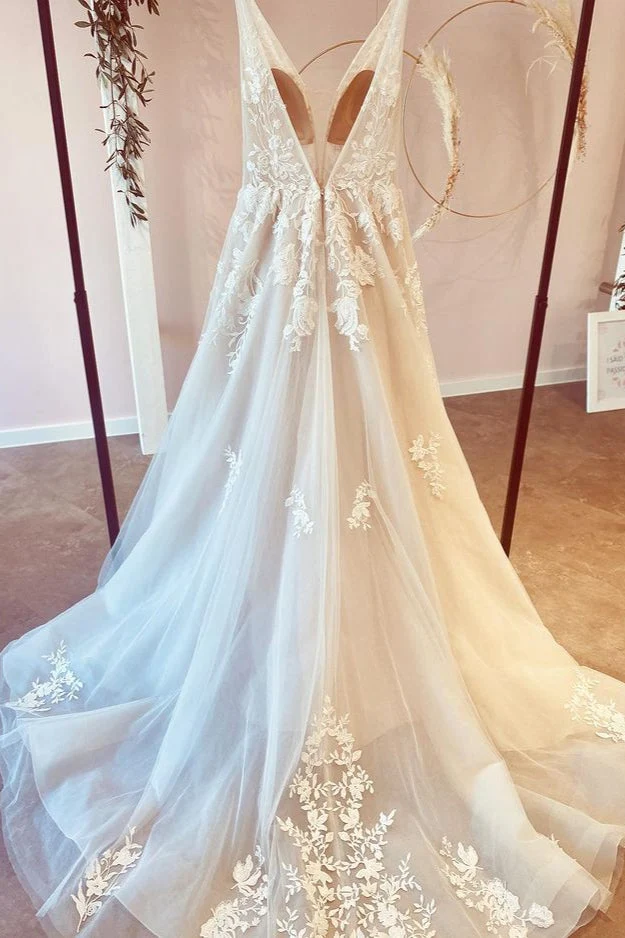 Robe de mariée élégante en tulle à décolleté en V profond et coupe trapèze, avec de délicates appliques en dentelle florale