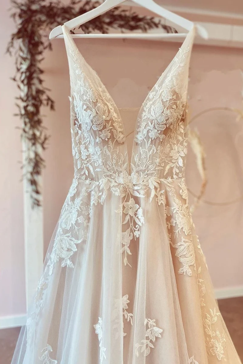 Robe de mariée élégante en tulle à décolleté en V profond et coupe trapèze, avec de délicates appliques en dentelle florale