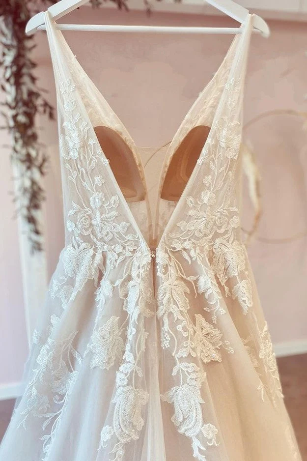 Robe de mariée élégante en tulle à décolleté en V profond et coupe trapèze, avec de délicates appliques en dentelle florale