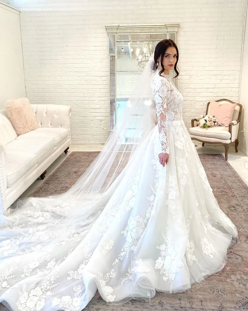 Robe de mariée élégante à col haut et coupe trapèze, avec manches en dentelle et dos ouvert