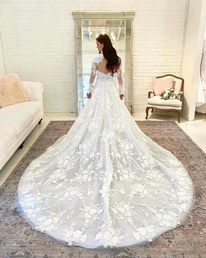 Robe de mariée élégante à col haut et coupe trapèze, avec manches en dentelle et dos ouvert