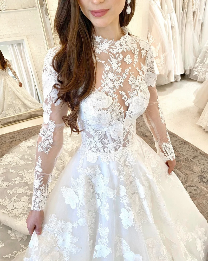 Robe de mariée élégante à col haut et coupe trapèze, avec manches en dentelle et dos ouvert