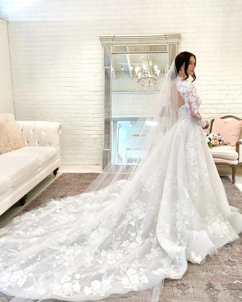 Robe de mariée élégante à col haut et coupe trapèze, avec manches en dentelle et dos ouvert