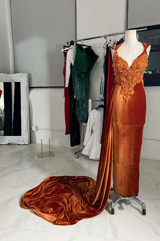 Robe de bal élégante sans manches avec des appliques scintillantes, des perles et une longue traîne
