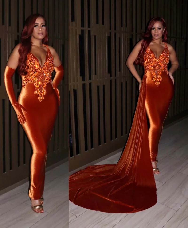 Robe de bal élégante sans manches avec des appliques scintillantes, des perles et une longue traîne