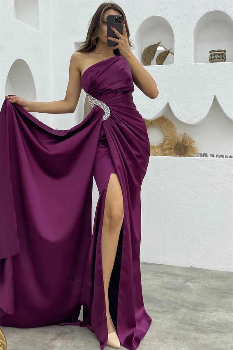 Robe de soirée sirène asymétrique à paillettes violet foncé et volants fendus