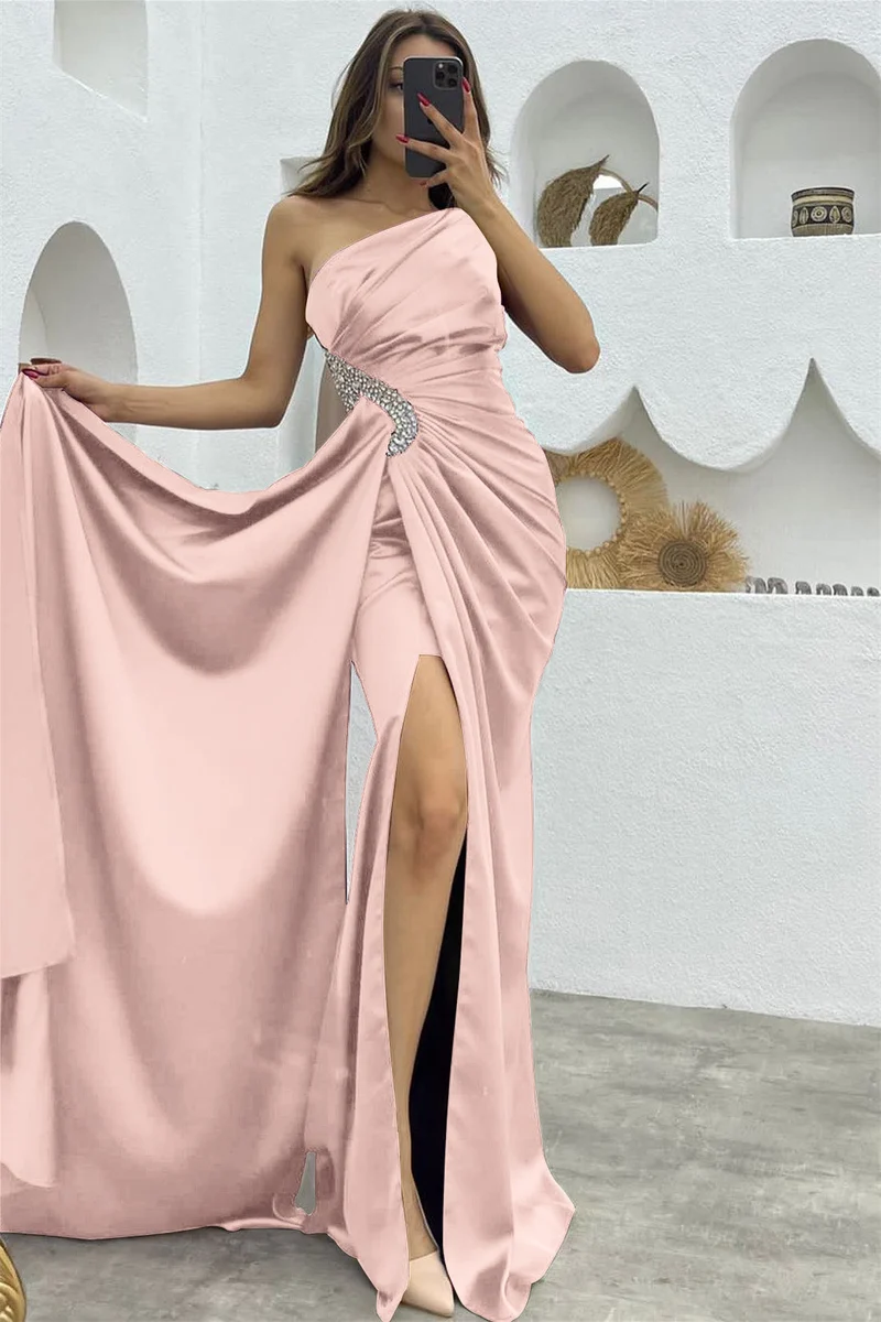 Robe de soirée sirène asymétrique à paillettes violet foncé et volants fendus