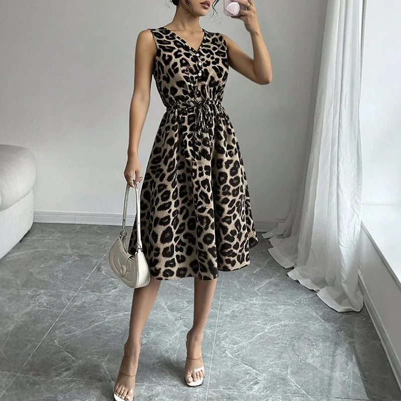 Robe de cocktail léopard évasée sans manches