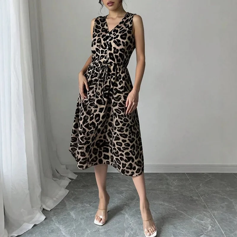 Robe de cocktail léopard évasée sans manches