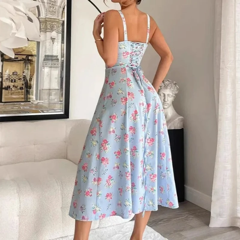 Robe fleurie midi avec fente latérale et encolure carrée