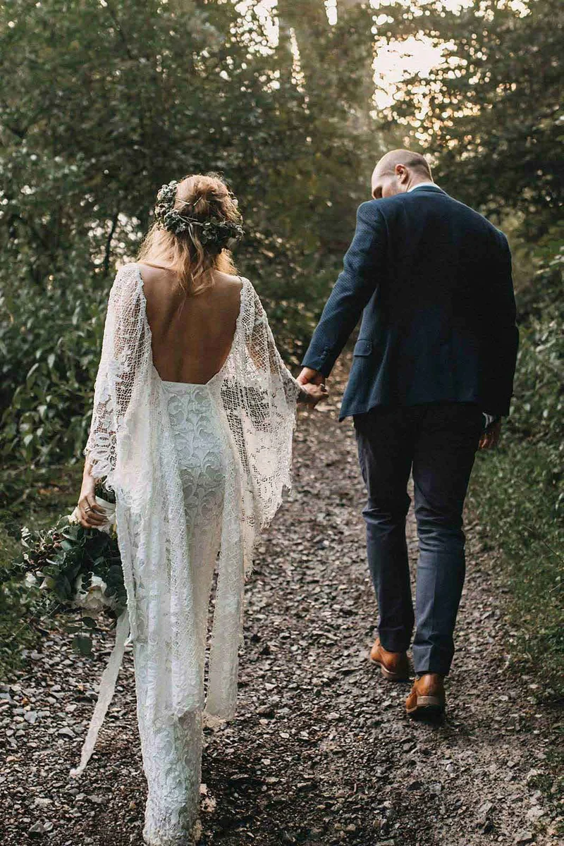 Robe de mariée fourreau romantique en dentelle à manches chauve-souris pour femme