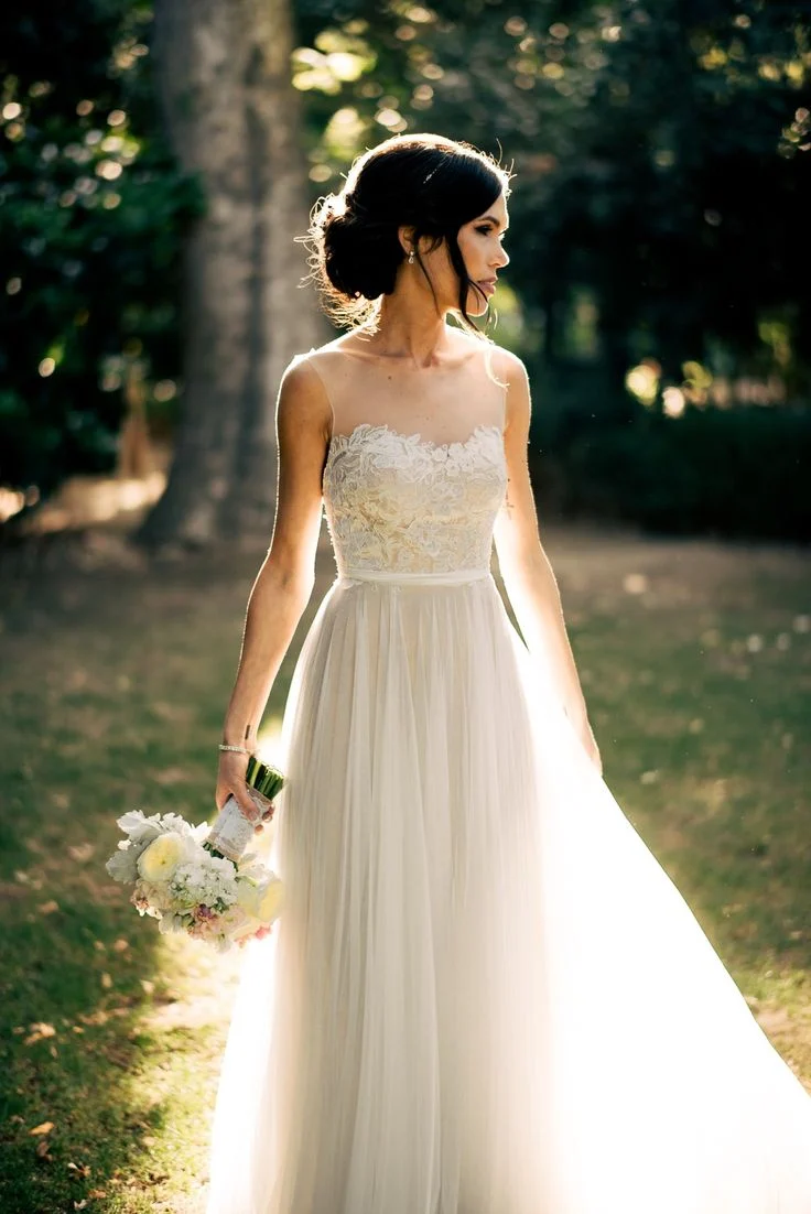 Robe de mariée élégante sans manches en tulle et dentelle avec appliques