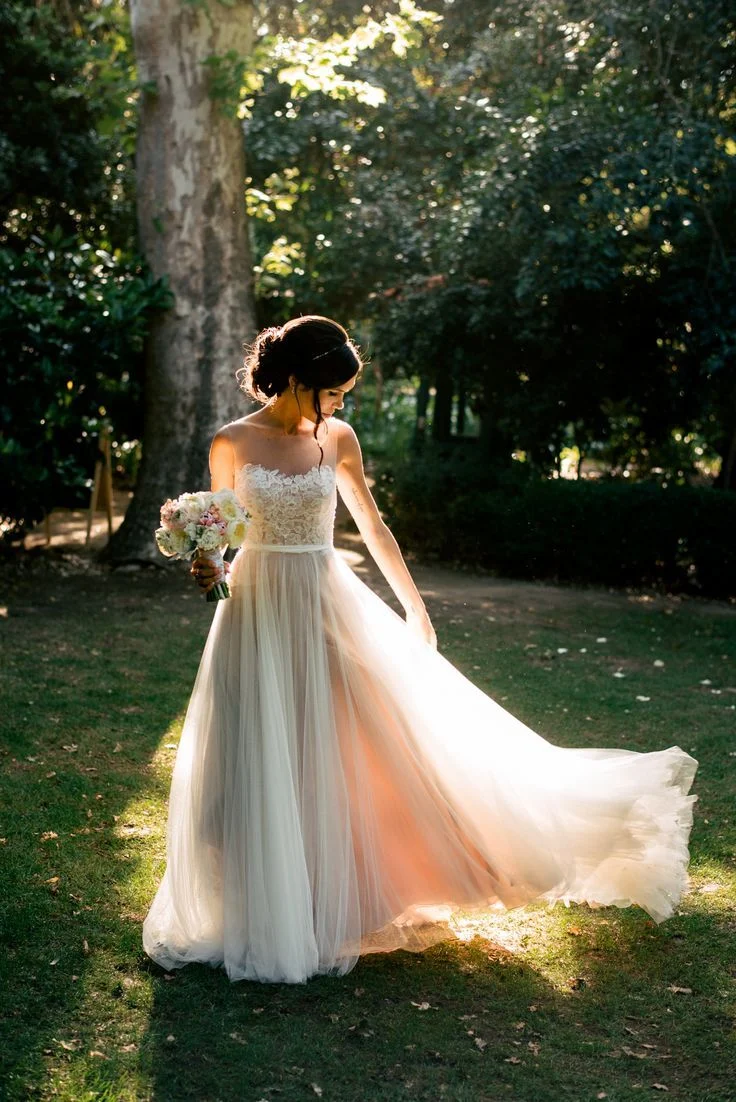 Robe de mariée élégante sans manches en tulle et dentelle avec appliques