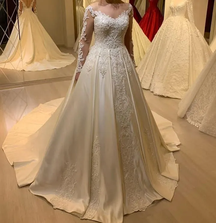 Robe de mariée trapèze à col en cœur et manches longues, en satin perlé et dentelle