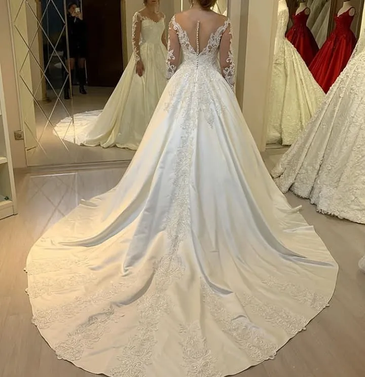 Robe de mariée trapèze à col en cœur et manches longues, en satin perlé et dentelle