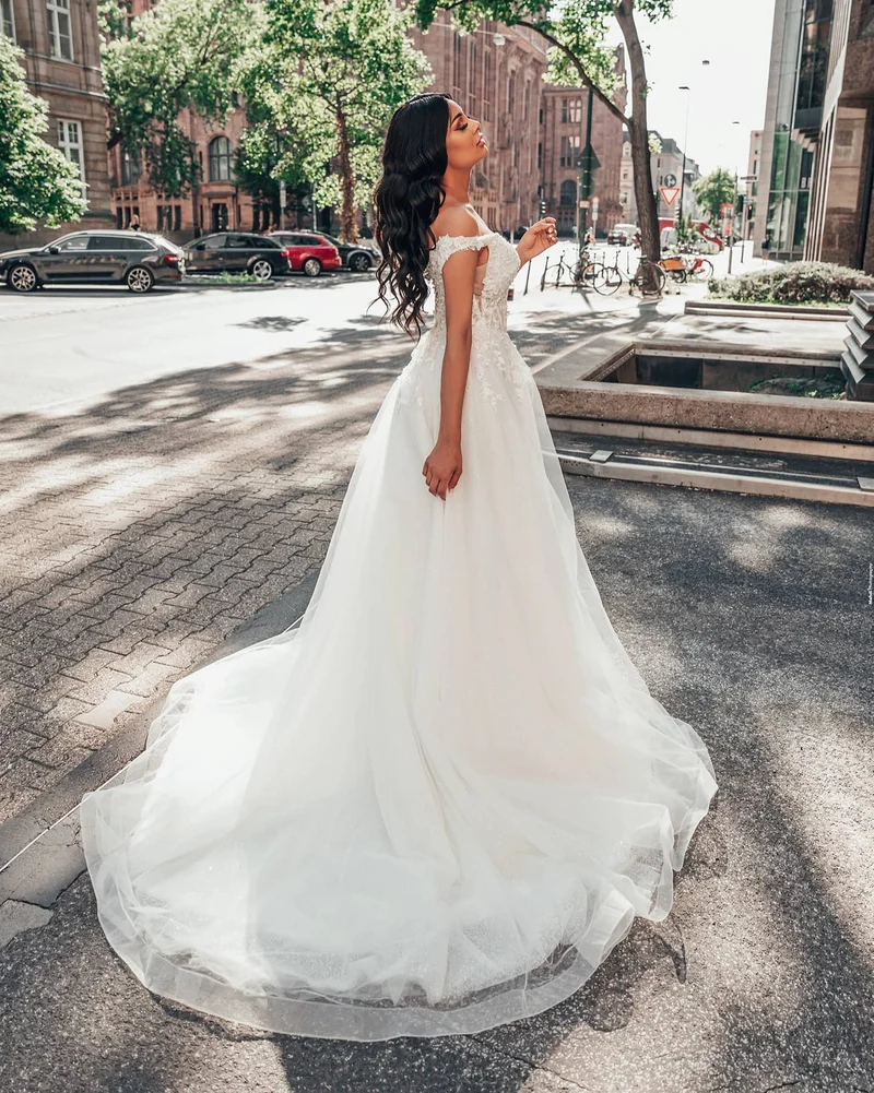 Robe de mariée élégante en tulle à décolleté en V profond et appliques en dentelle florale