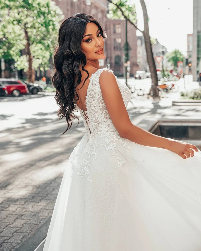 Robe de mariée élégante en tulle à décolleté en V profond et appliques en dentelle florale