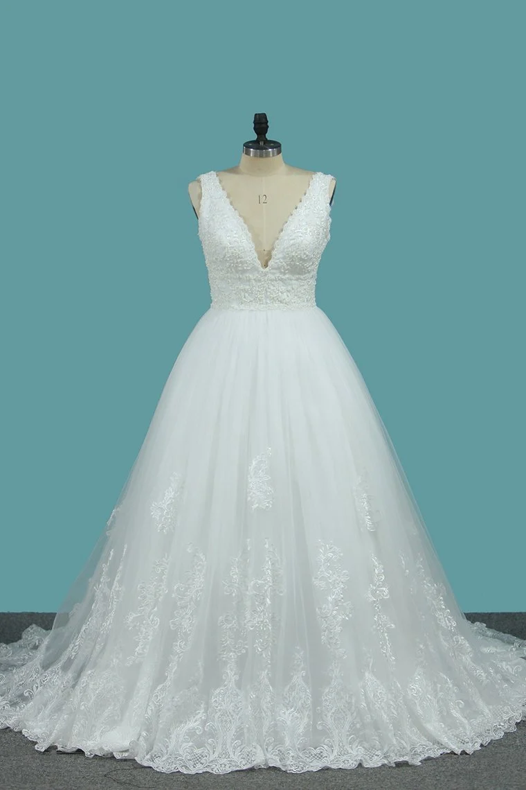 Robe de mariée élégante à décolleté en V profond et dos nu avec de délicates appliques en dentelle