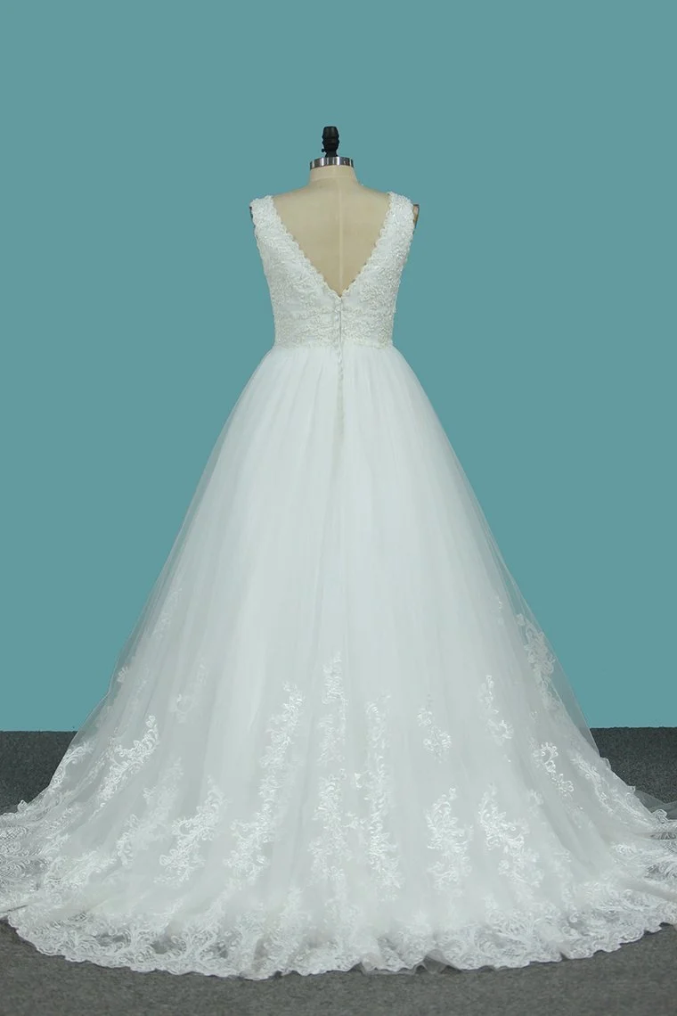 Robe de mariée élégante à décolleté en V profond et dos nu avec de délicates appliques en dentelle