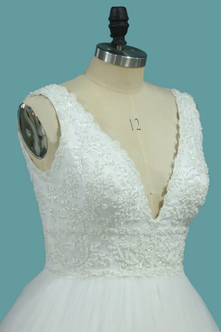 Robe de mariée élégante à décolleté en V profond et dos nu avec de délicates appliques en dentelle