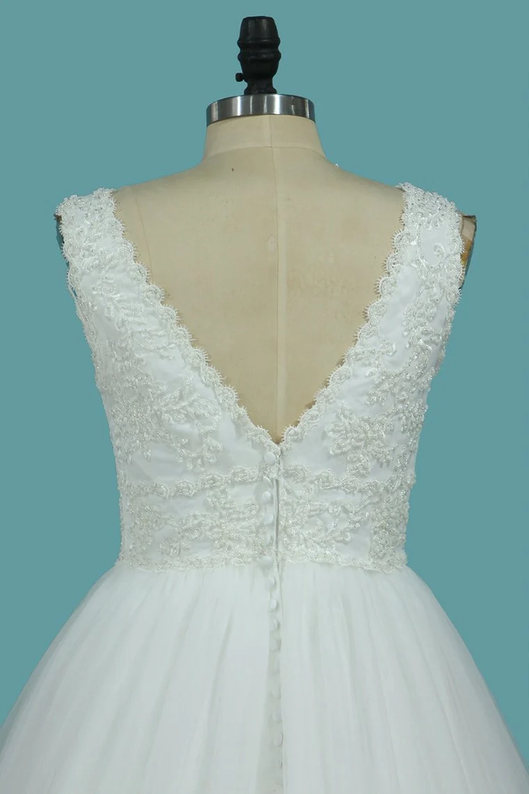 Robe de mariée élégante à décolleté en V profond et dos nu avec de délicates appliques en dentelle