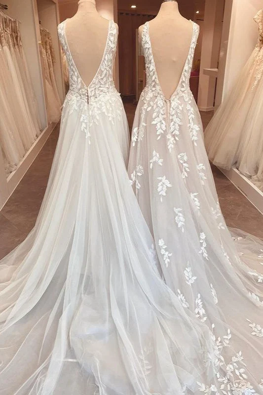 Robe de mariée trapèze décolletée en cœur, dos nu, volants avec appliques en dentelle