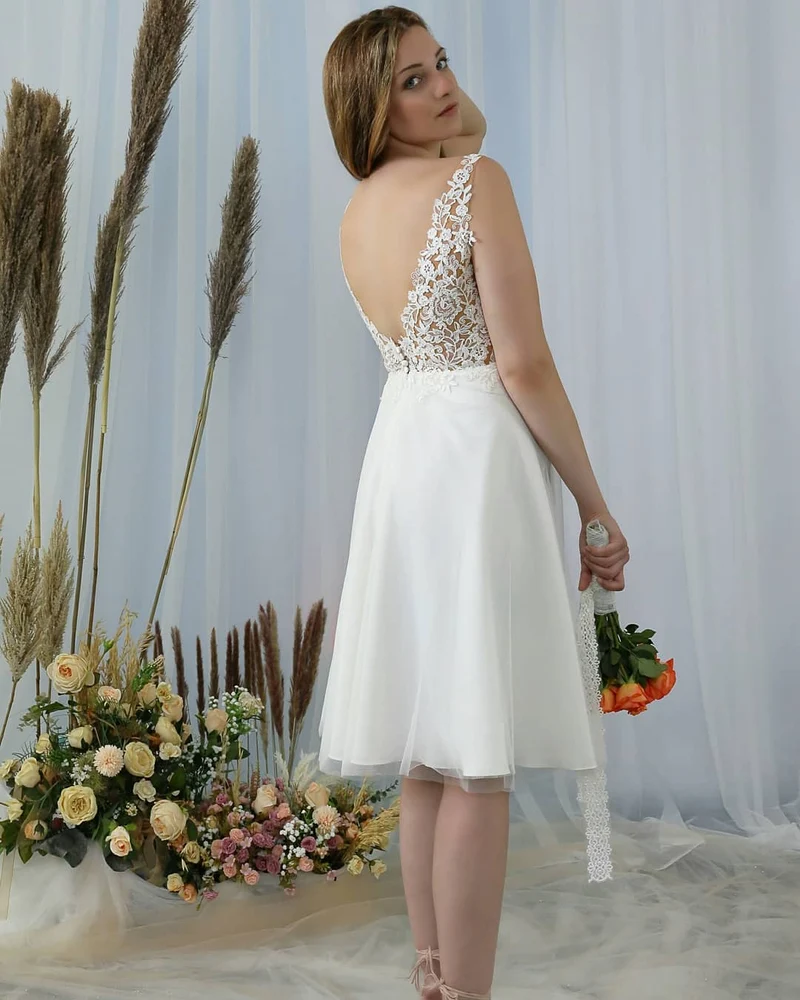 Robe de mariée élégante en dentelle, longueur genou, coupe trapèze, col en V